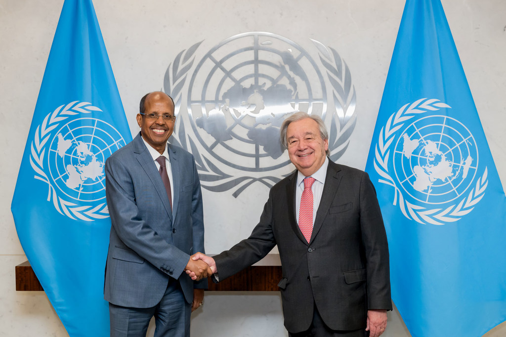 الأمين العام أنطونيو غوتيريش (يمين) يلتقي محمود علي يوسف، رئيس مفوضية الاتحاد الأفريقي.